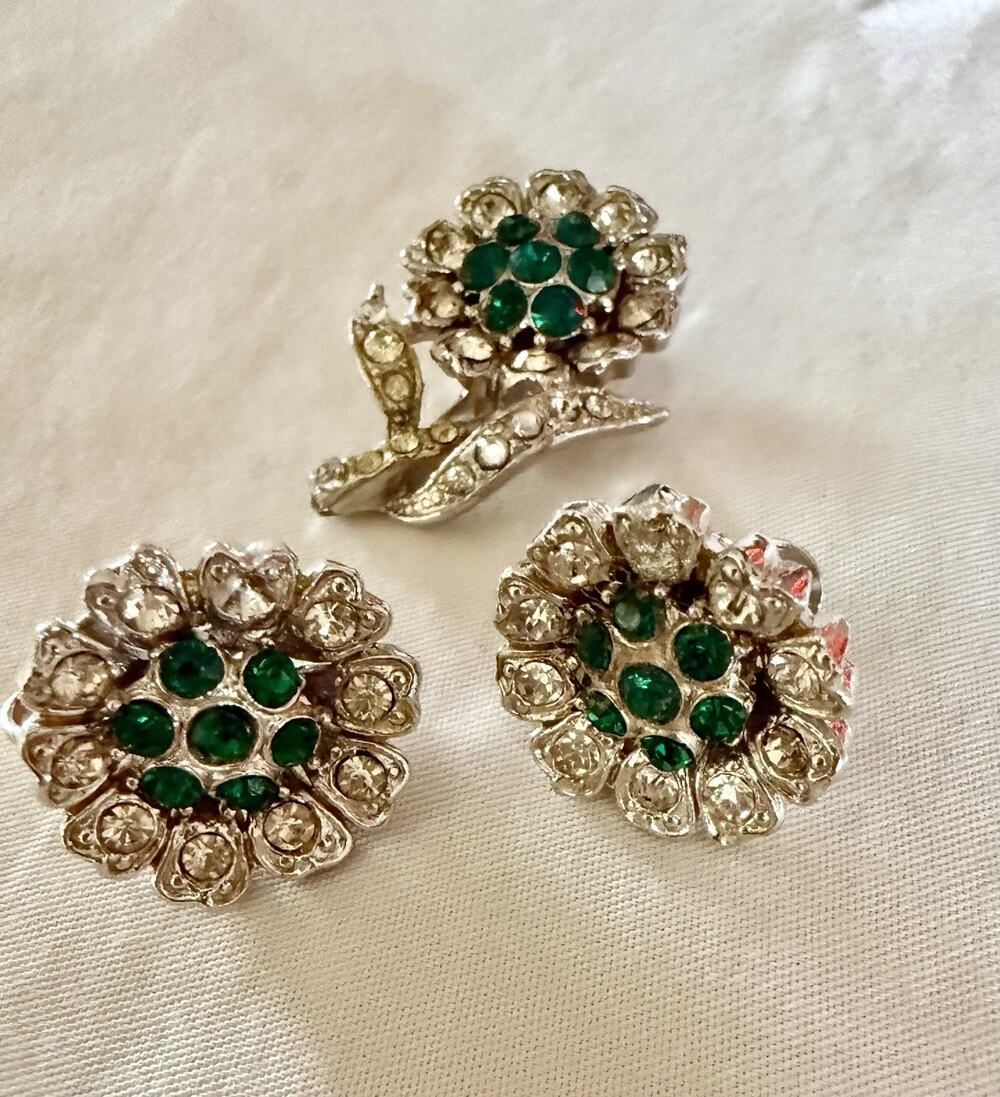 Vtg CORO demi-PARUE, Emerald Green/Clear Rhinestones Dress Clip & Earring Set